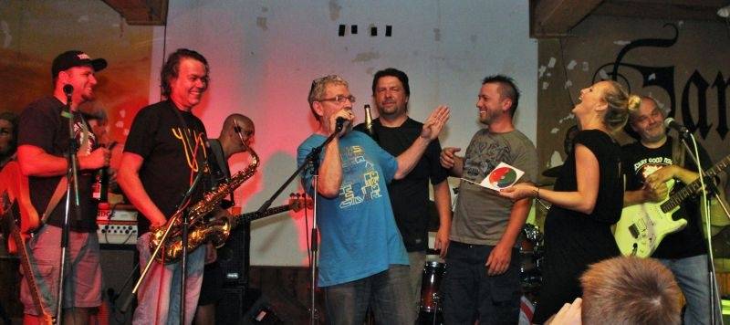 Emma band pokřtil novou desku, přišli i Medvěd 009 a Oleg Homola