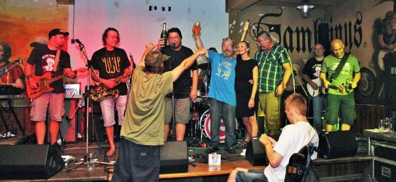 Emma band pokřtil novou desku, přišli i Medvěd 009 a Oleg Homola