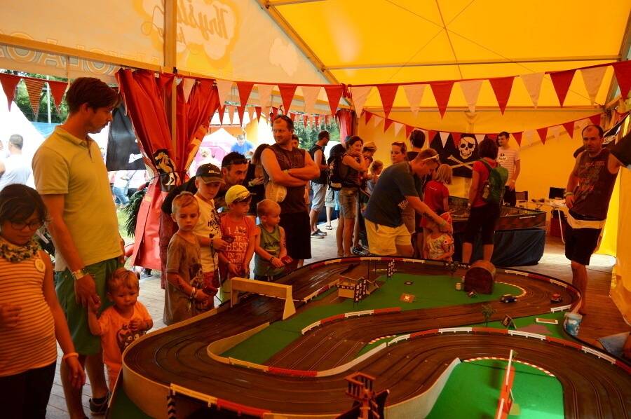 Kryštof Kemp ve Svojšicích: táboření, hudba, fotbal a dešťový budíček