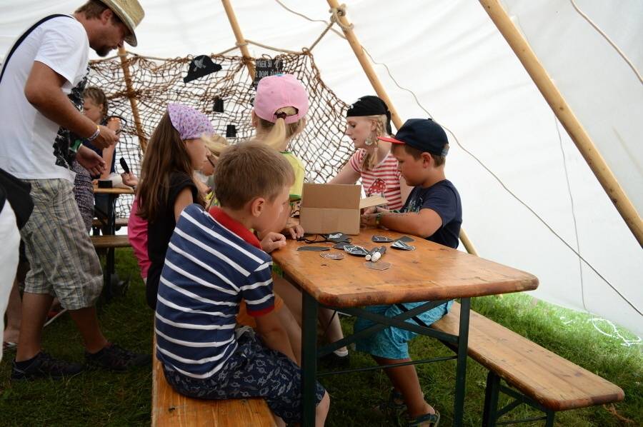 Kryštof Kemp ve Svojšicích: táboření, hudba, fotbal a dešťový budíček