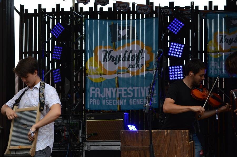 Kryštof Kemp ve Svojšicích: táboření, hudba, fotbal a dešťový budíček