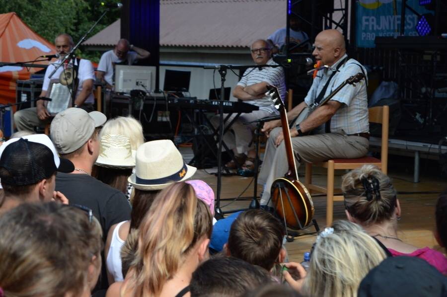 Kryštof Kemp ve Svojšicích: táboření, hudba, fotbal a dešťový budíček
