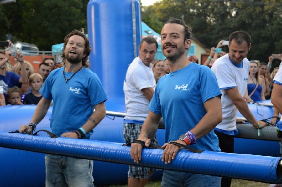 Kryštof Kemp ve Svojšicích: táboření, hudba, fotbal a dešťový budíček