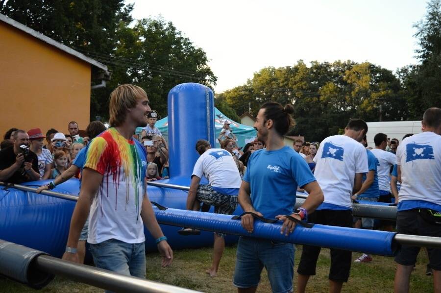 Kryštof Kemp ve Svojšicích: táboření, hudba, fotbal a dešťový budíček