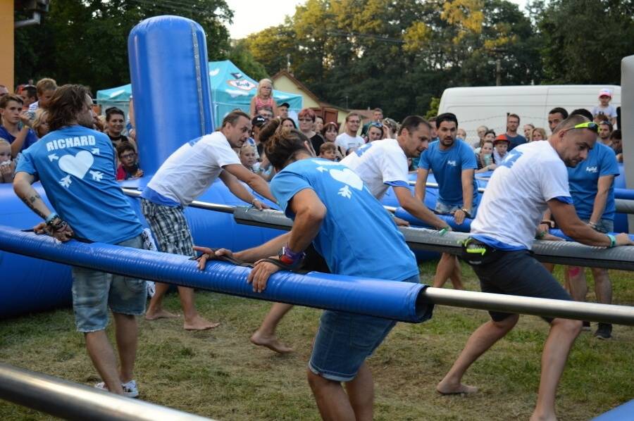 Kryštof Kemp ve Svojšicích: táboření, hudba, fotbal a dešťový budíček
