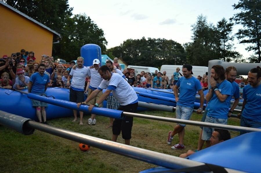 Kryštof Kemp ve Svojšicích: táboření, hudba, fotbal a dešťový budíček