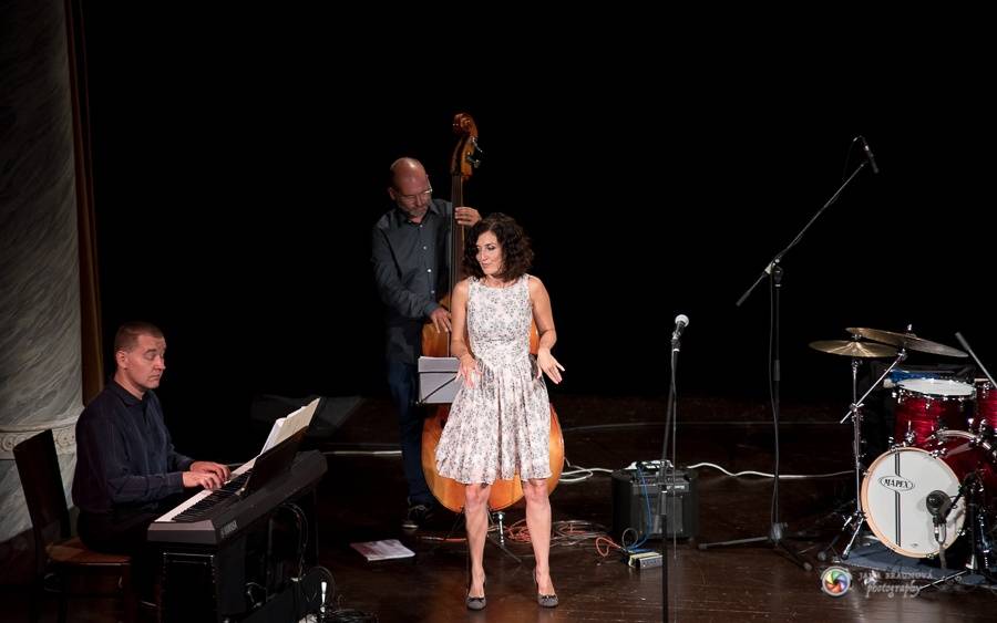 Plzní zněly šansony Edith Piaf i Charlese Aznavoura. Zpívala je Radka Fišarová