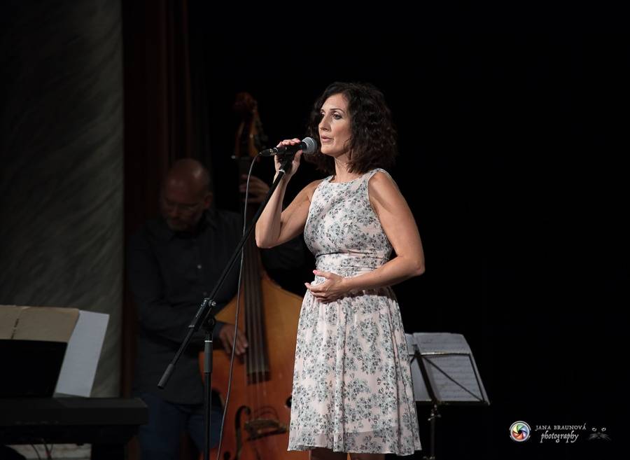 Plzní zněly šansony Edith Piaf i Charlese Aznavoura. Zpívala je Radka Fišarová