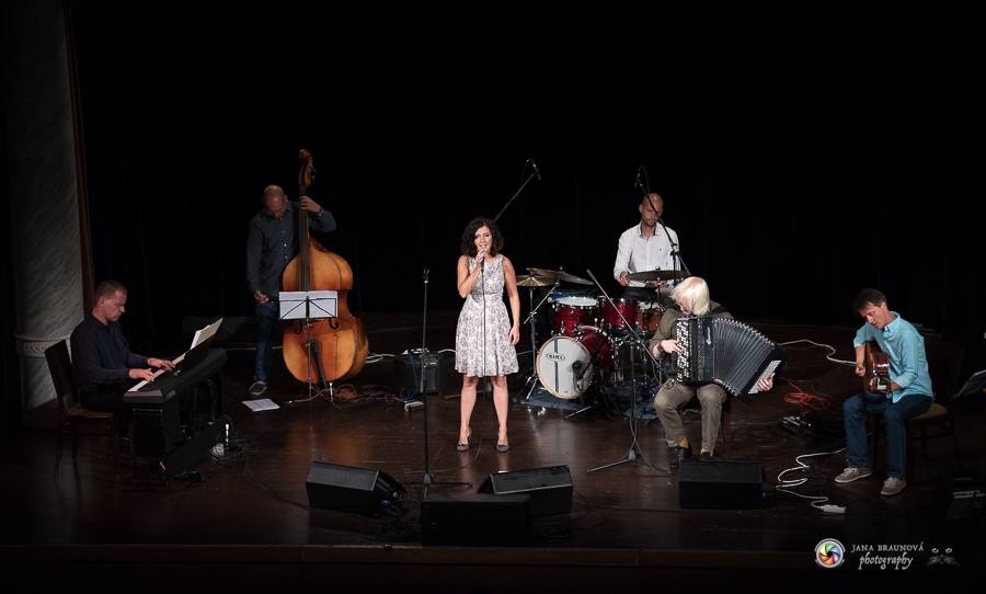 Plzní zněly šansony Edith Piaf i Charlese Aznavoura. Zpívala je Radka Fišarová