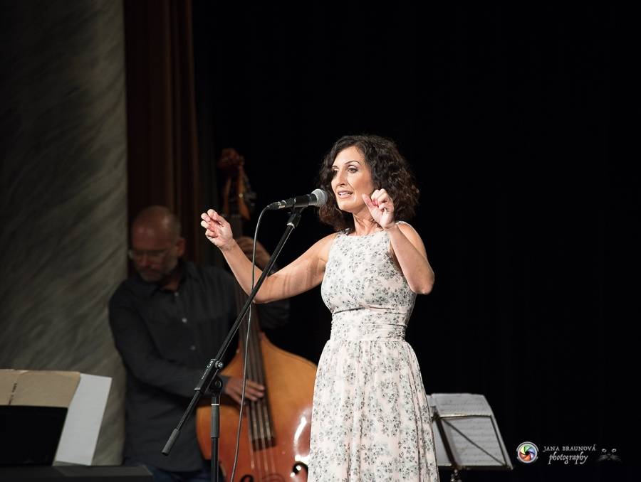 Plzní zněly šansony Edith Piaf i Charlese Aznavoura. Zpívala je Radka Fišarová