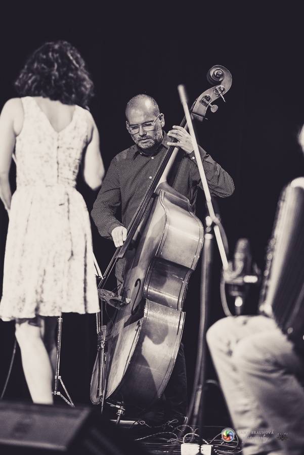 Plzní zněly šansony Edith Piaf i Charlese Aznavoura. Zpívala je Radka Fišarová