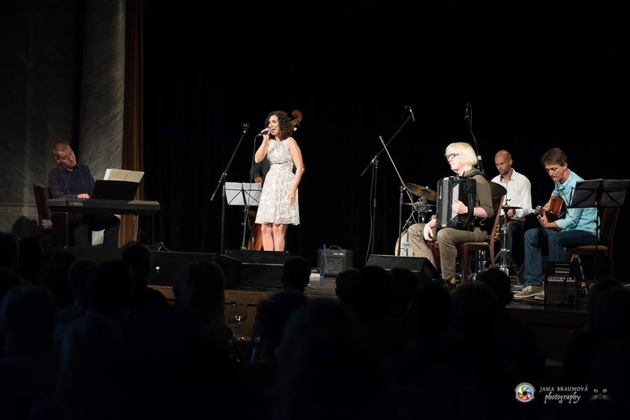 Plzní zněly šansony Edith Piaf i Charlese Aznavoura. Zpívala je Radka Fišarová
