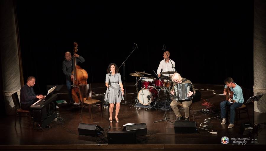 Plzní zněly šansony Edith Piaf i Charlese Aznavoura. Zpívala je Radka Fišarová