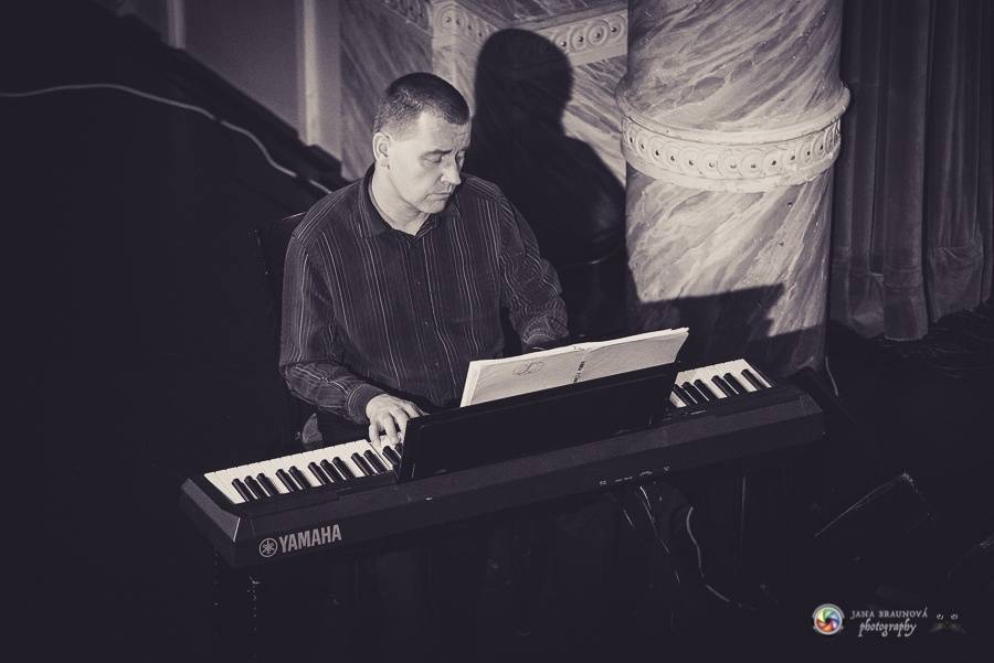 Plzní zněly šansony Edith Piaf i Charlese Aznavoura. Zpívala je Radka Fišarová