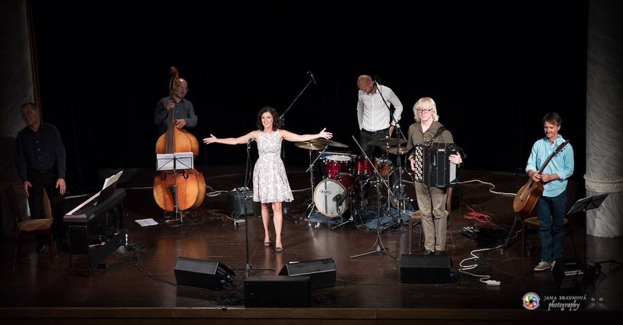 Plzní zněly šansony Edith Piaf i Charlese Aznavoura. Zpívala je Radka Fišarová