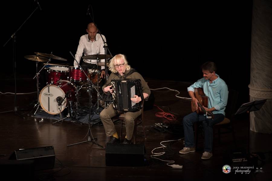 Plzní zněly šansony Edith Piaf i Charlese Aznavoura. Zpívala je Radka Fišarová