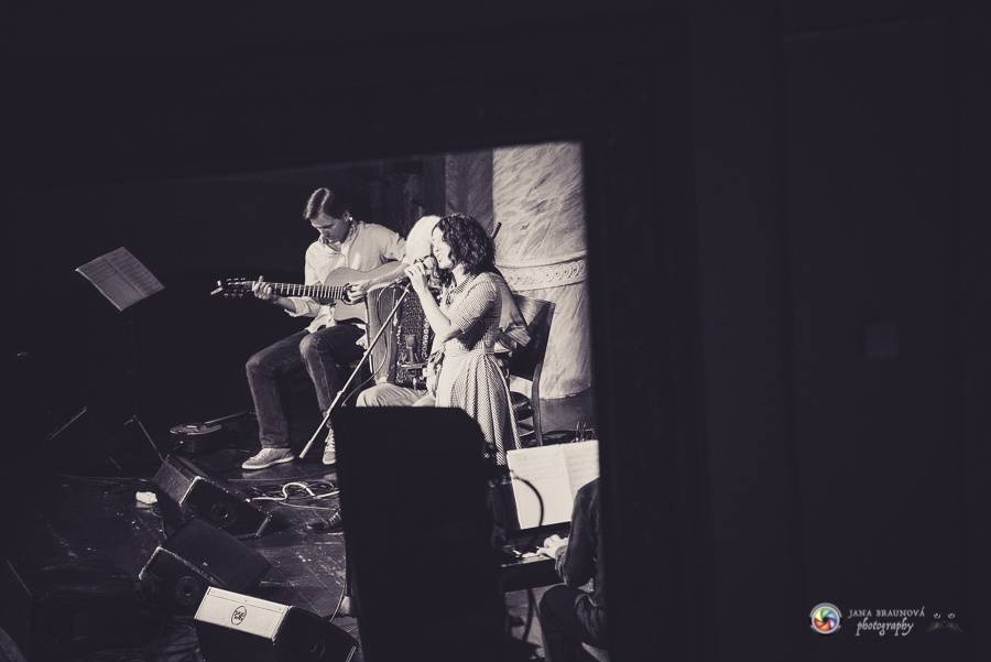 Plzní zněly šansony Edith Piaf i Charlese Aznavoura. Zpívala je Radka Fišarová