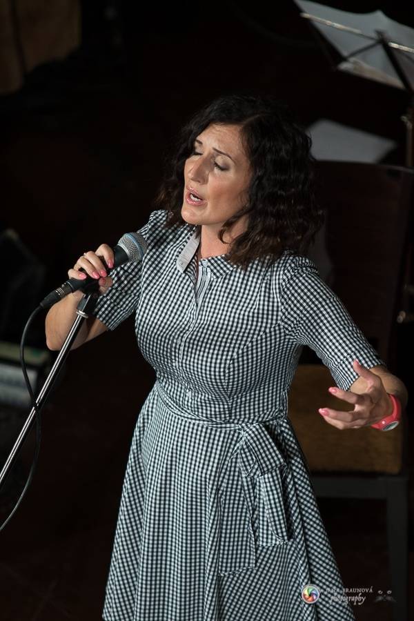 Plzní zněly šansony Edith Piaf i Charlese Aznavoura. Zpívala je Radka Fišarová