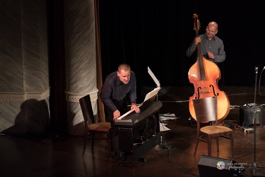Plzní zněly šansony Edith Piaf i Charlese Aznavoura. Zpívala je Radka Fišarová