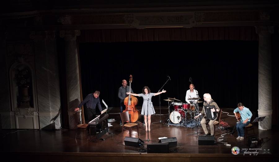 Plzní zněly šansony Edith Piaf i Charlese Aznavoura. Zpívala je Radka Fišarová