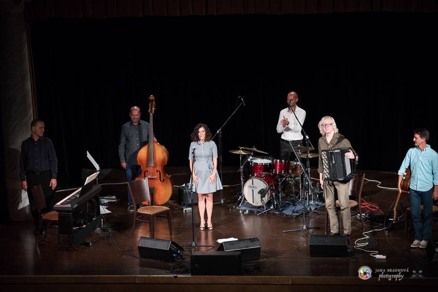 Plzní zněly šansony Edith Piaf i Charlese Aznavoura. Zpívala je Radka Fišarová