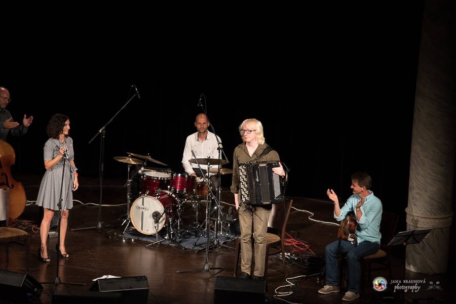 Plzní zněly šansony Edith Piaf i Charlese Aznavoura. Zpívala je Radka Fišarová