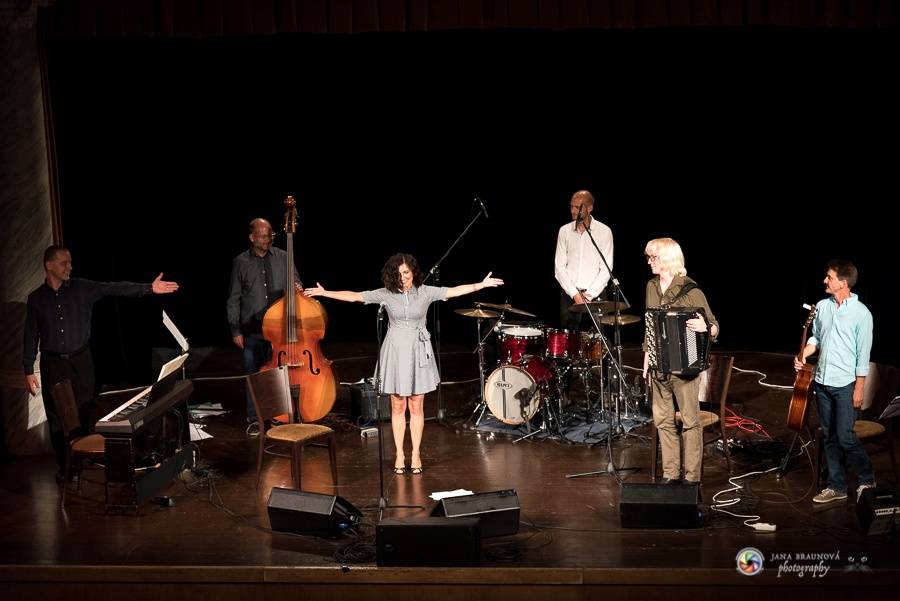 Plzní zněly šansony Edith Piaf i Charlese Aznavoura. Zpívala je Radka Fišarová