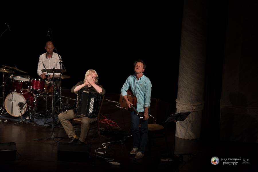 Plzní zněly šansony Edith Piaf i Charlese Aznavoura. Zpívala je Radka Fišarová