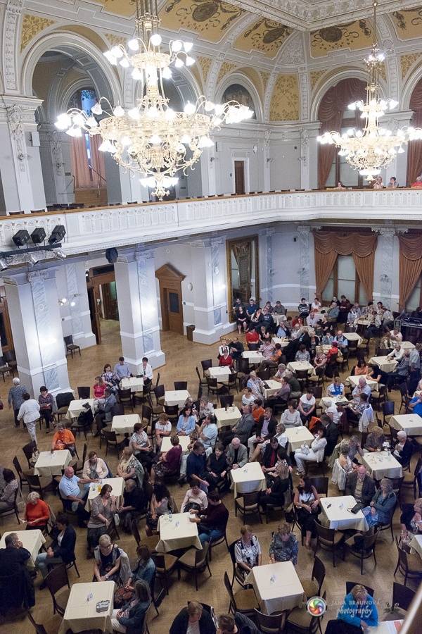 Plzní zněly šansony Edith Piaf i Charlese Aznavoura. Zpívala je Radka Fišarová