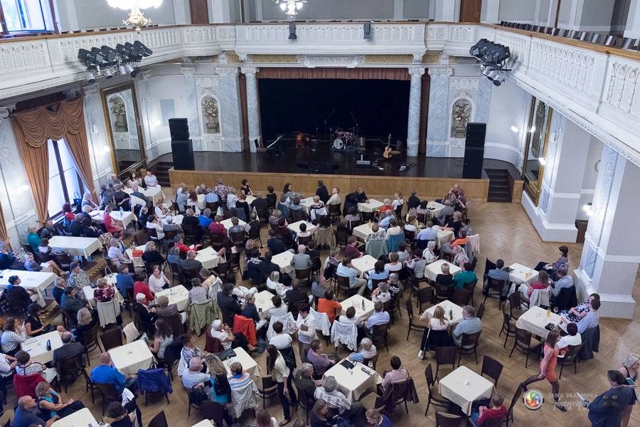 Plzní zněly šansony Edith Piaf i Charlese Aznavoura. Zpívala je Radka Fišarová