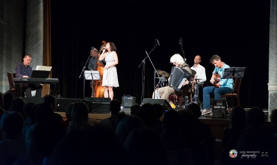 Plzní zněly šansony Edith Piaf i Charlese Aznavoura. Zpívala je Radka Fišarová