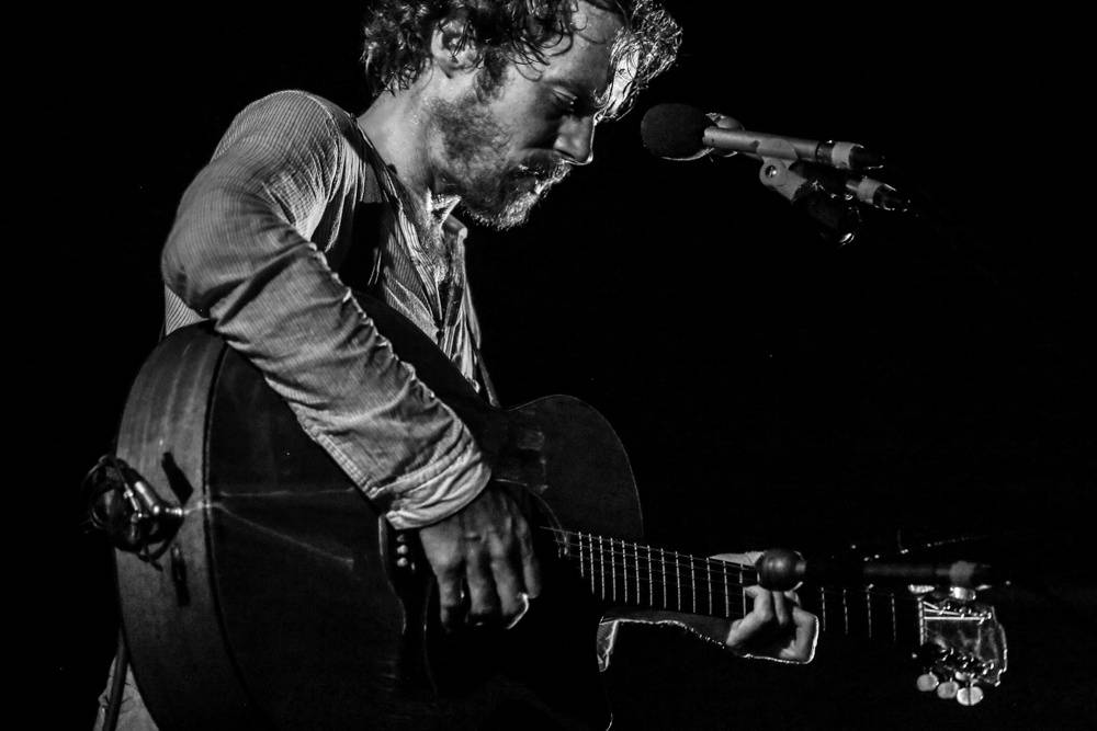 Irský písničkář Damien Rice chrlil emoce v Divadle Archa