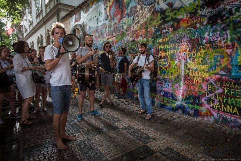 Z Kampy na Střelák: Zrní zahráli pod širým nebem