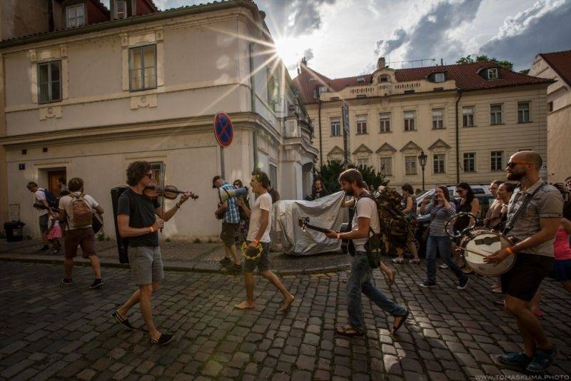 Z Kampy na Střelák: Zrní zahráli pod širým nebem