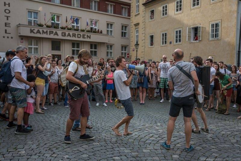 Z Kampy na Střelák: Zrní zahráli pod širým nebem