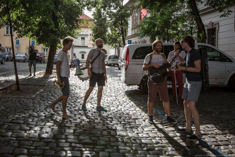 Z Kampy na Střelák: Zrní zahráli pod širým nebem