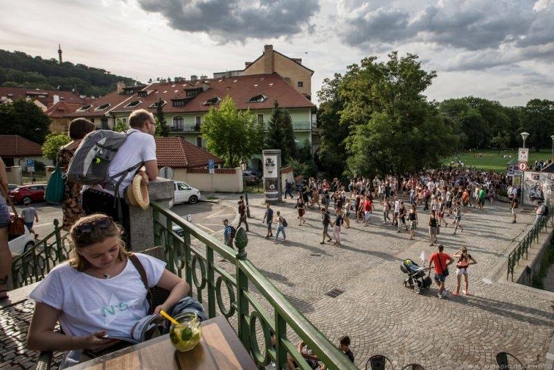 Z Kampy na Střelák: Zrní zahráli pod širým nebem