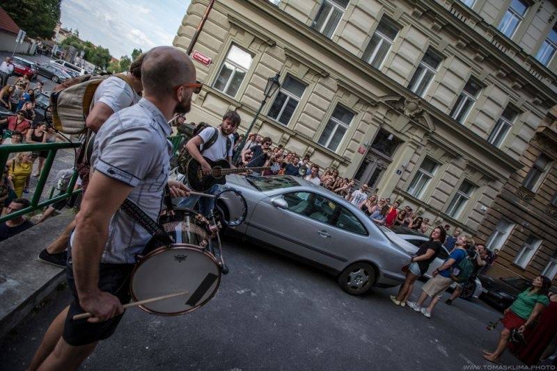 Z Kampy na Střelák: Zrní zahráli pod širým nebem