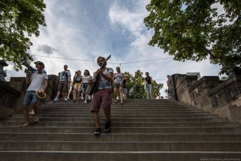 Z Kampy na Střelák: Zrní zahráli pod širým nebem