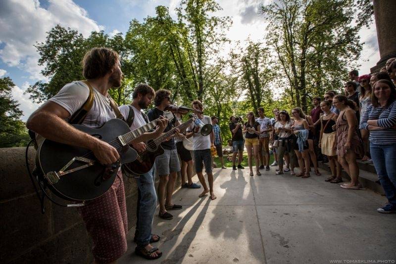 Z Kampy na Střelák: Zrní zahráli pod širým nebem