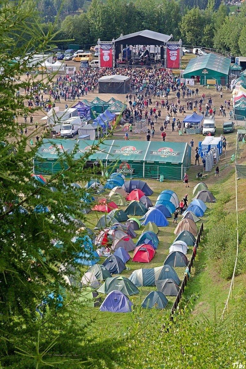 Keltská noc v Harrachově: Na doskočišti skokanského můstku řádili Arakain i Tři sestry