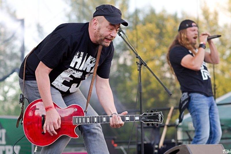 Keltská noc v Harrachově: Na doskočišti skokanského můstku řádili Arakain i Tři sestry