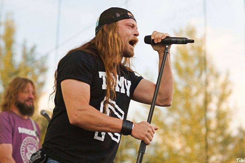 Keltská noc v Harrachově: Na doskočišti skokanského můstku řádili Arakain i Tři sestry