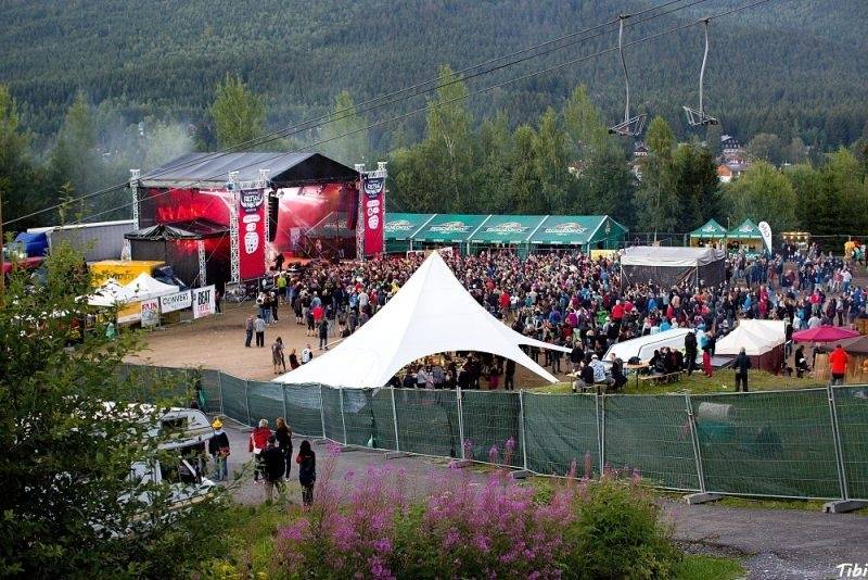 Keltská noc v Harrachově: Na doskočišti skokanského můstku řádili Arakain i Tři sestry