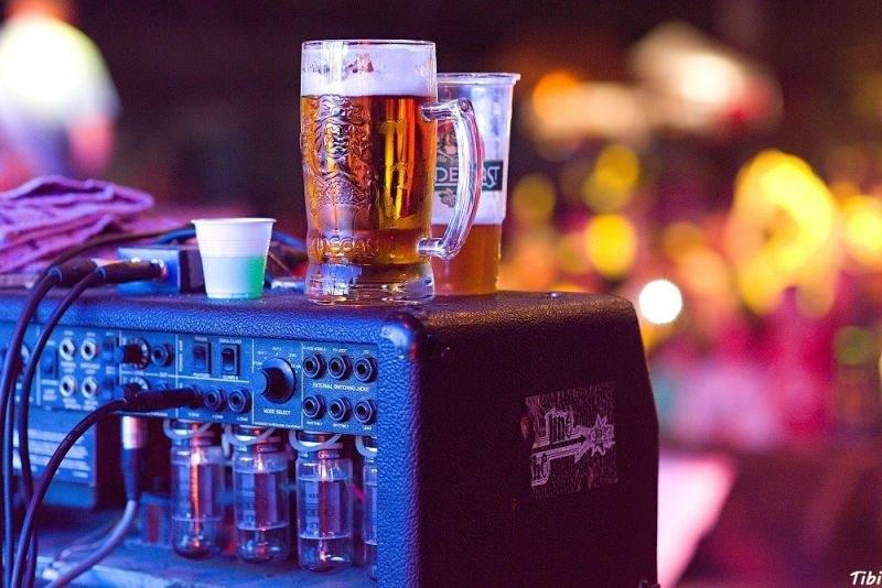 Keltská noc v Harrachově: Na doskočišti skokanského můstku řádili Arakain i Tři sestry