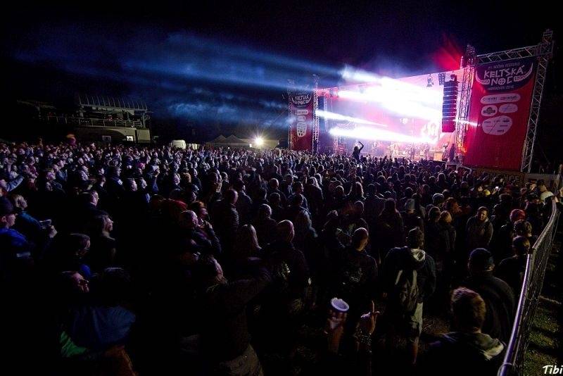 Keltská noc v Harrachově: Na doskočišti skokanského můstku řádili Arakain i Tři sestry