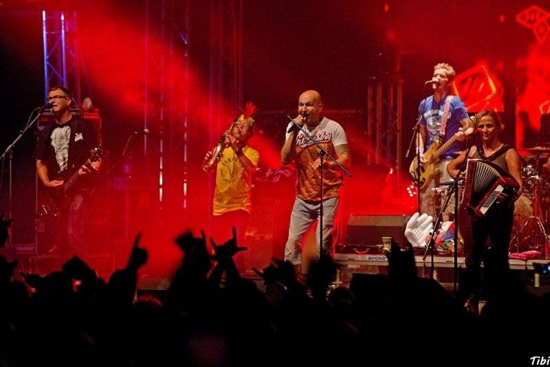 Keltská noc v Harrachově: Na doskočišti skokanského můstku řádili Arakain i Tři sestry