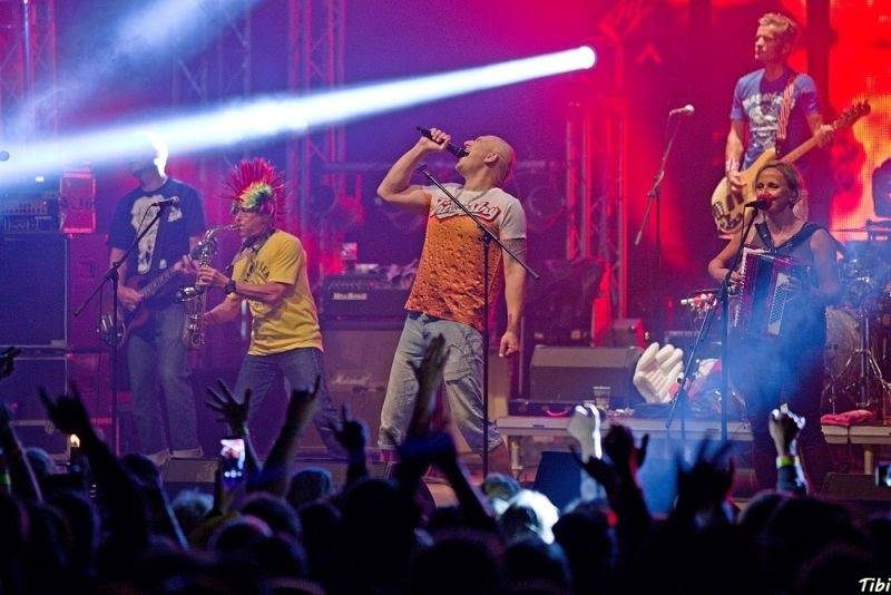 Keltská noc v Harrachově: Na doskočišti skokanského můstku řádili Arakain i Tři sestry