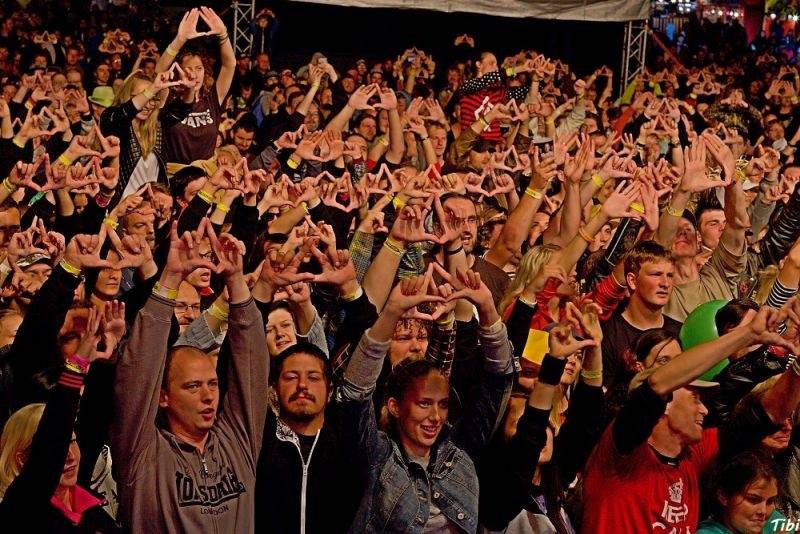 Keltská noc v Harrachově: Na doskočišti skokanského můstku řádili Arakain i Tři sestry