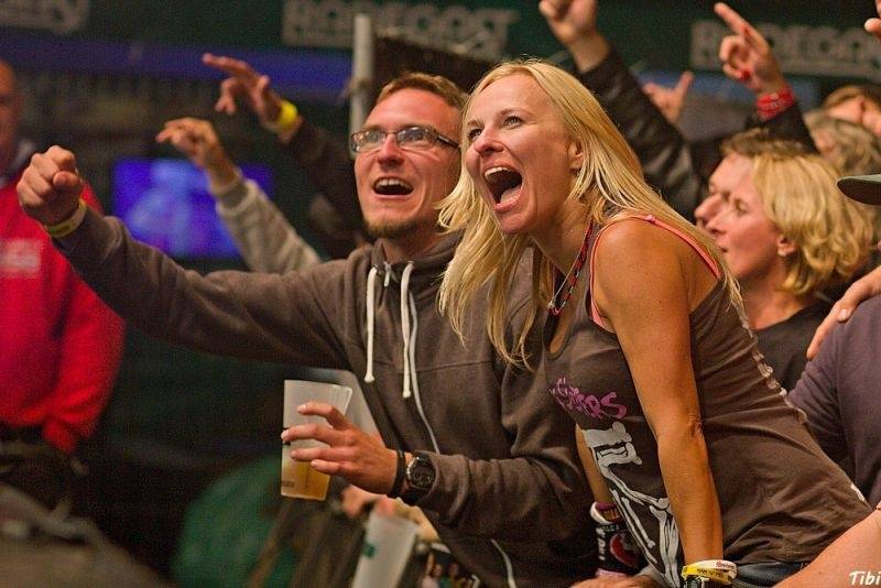 Keltská noc v Harrachově: Na doskočišti skokanského můstku řádili Arakain i Tři sestry